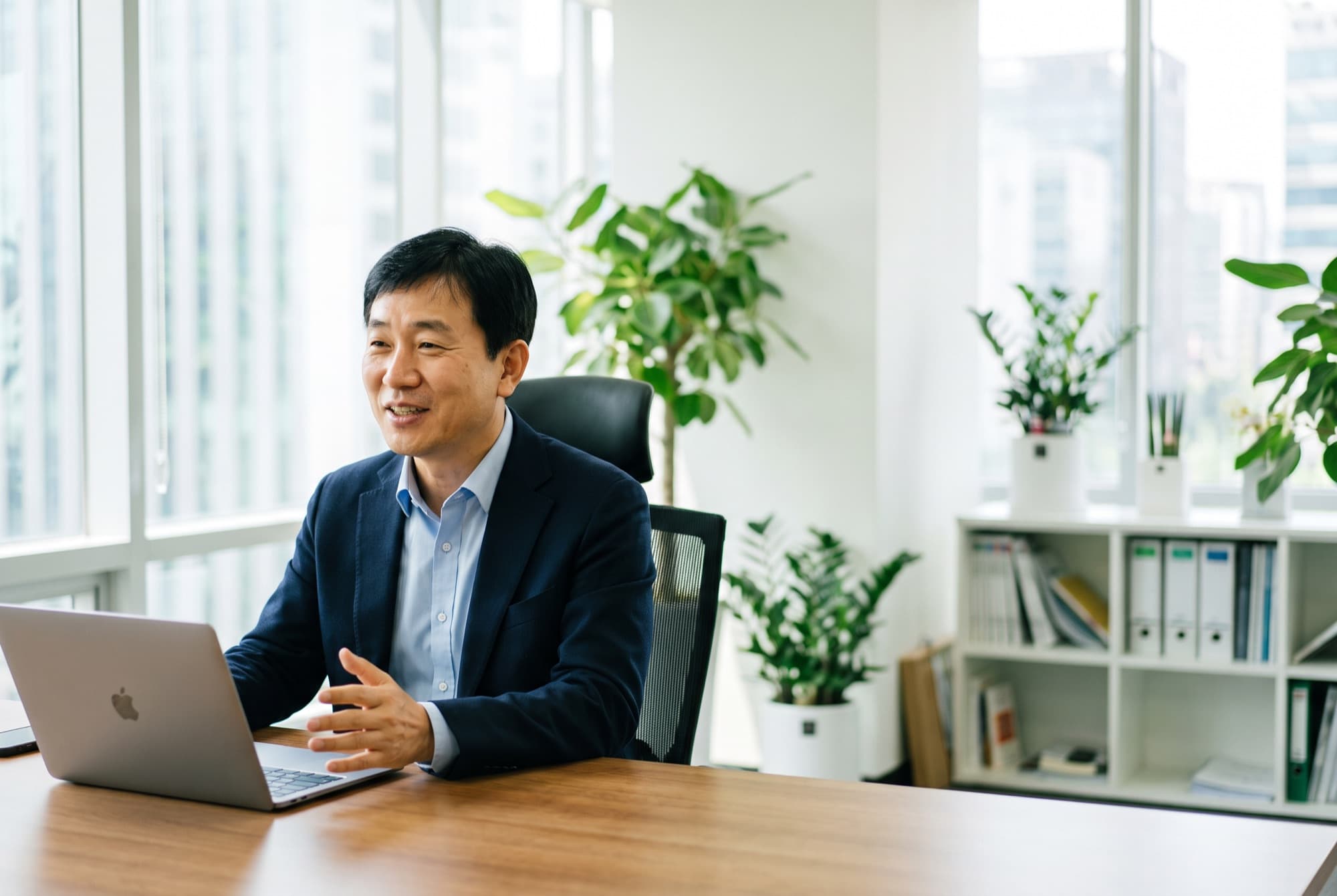 노트북으로 해외 바이어와 화상 미팅을 하는 한국 기업 대표 (AI 생성 이미지)