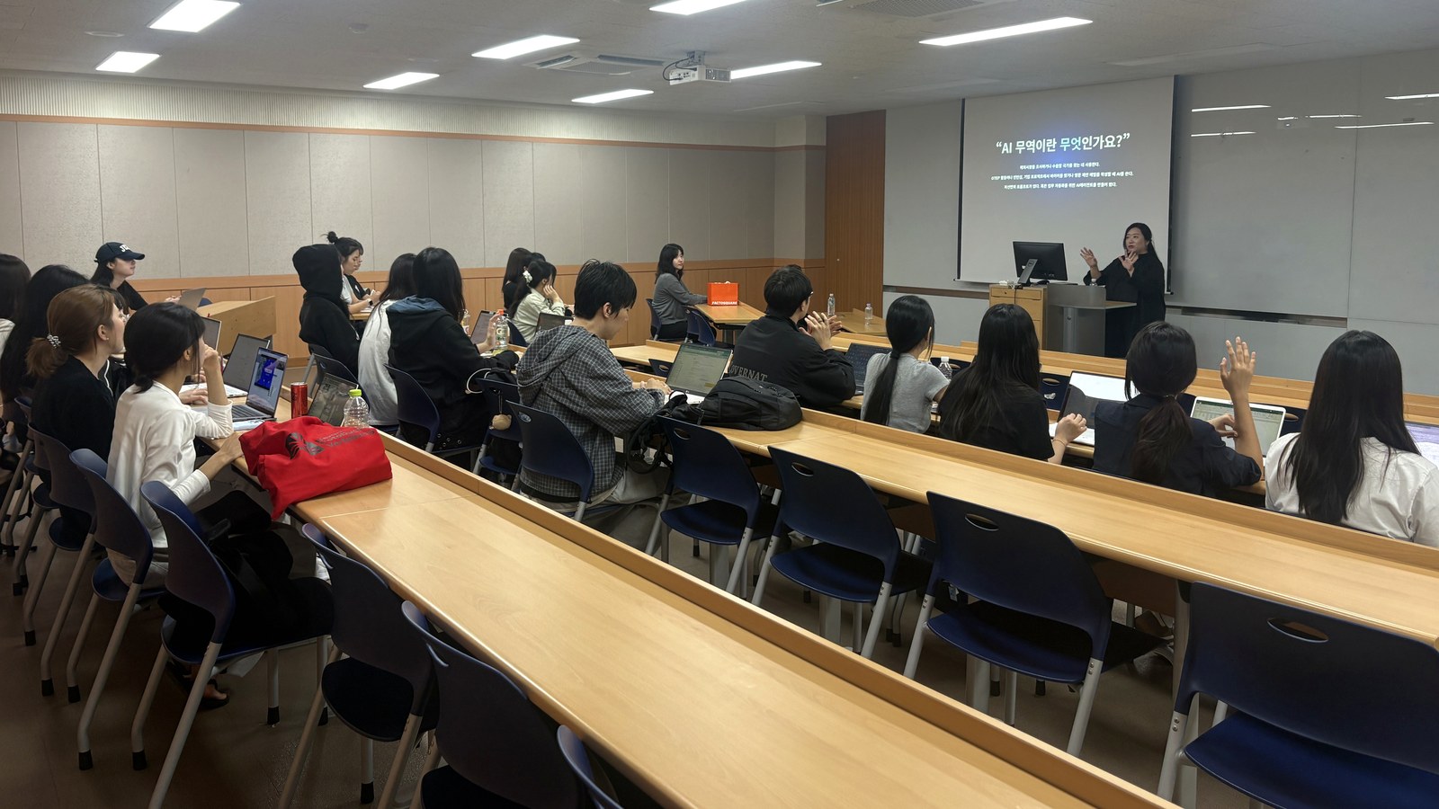 경희대학교 GTEP 특강에서 양송이 대표가 설명하고 일부 학생이 손을 드는 강연 장면과 발표 화면