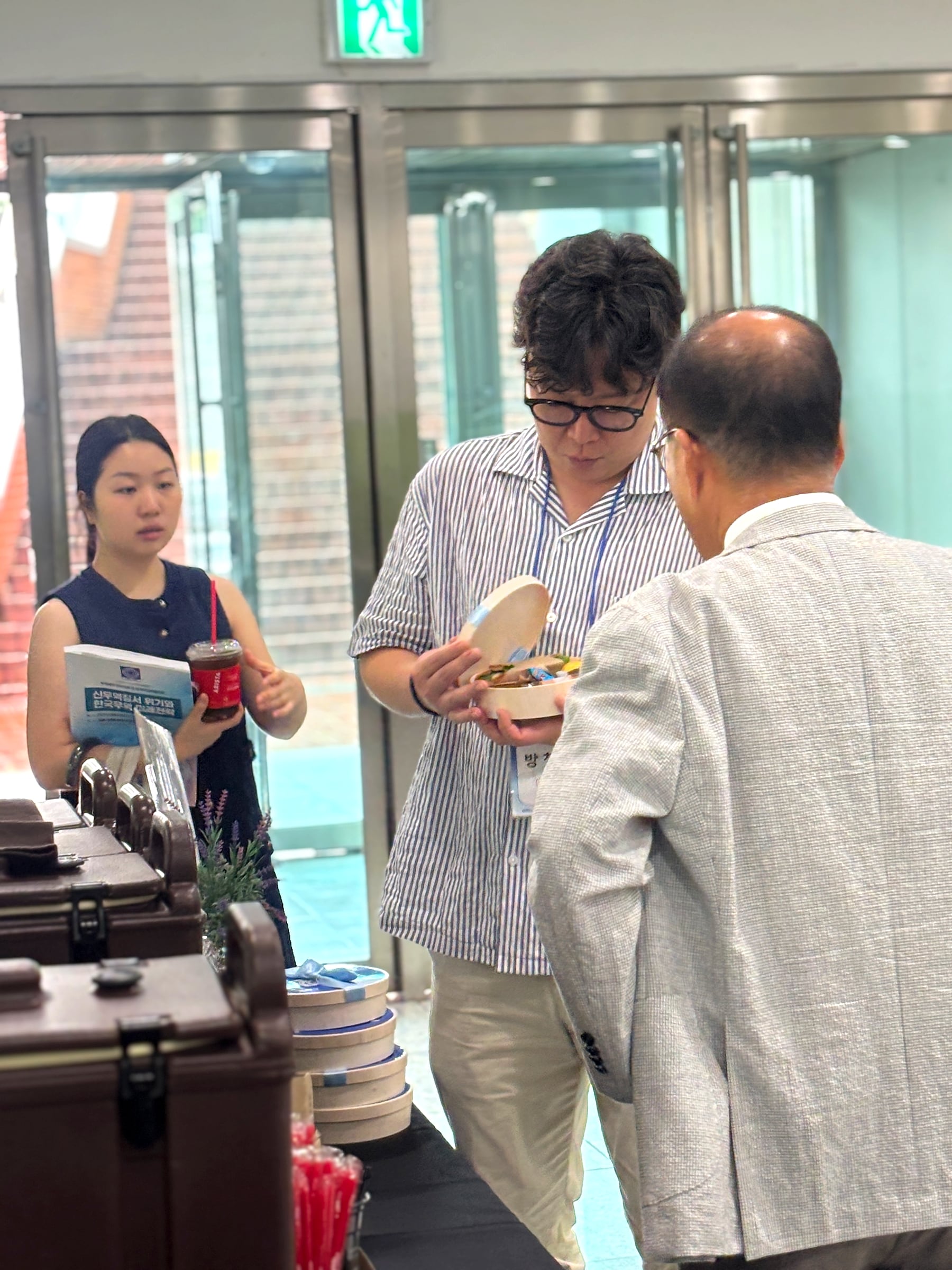 会場入口付近で食事パッケージを確認する参加者